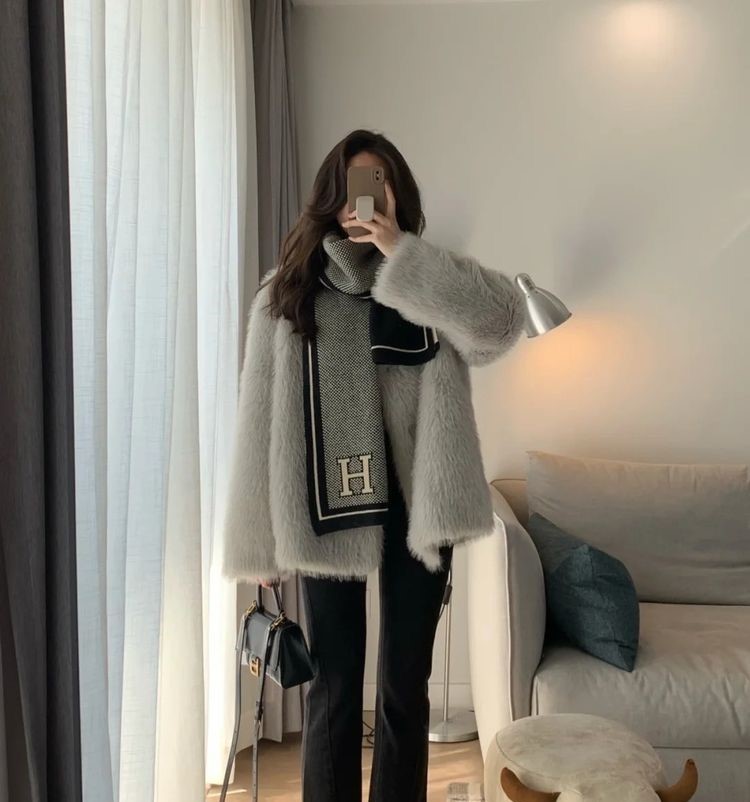 A winter trendy scarf look idea for trendy design